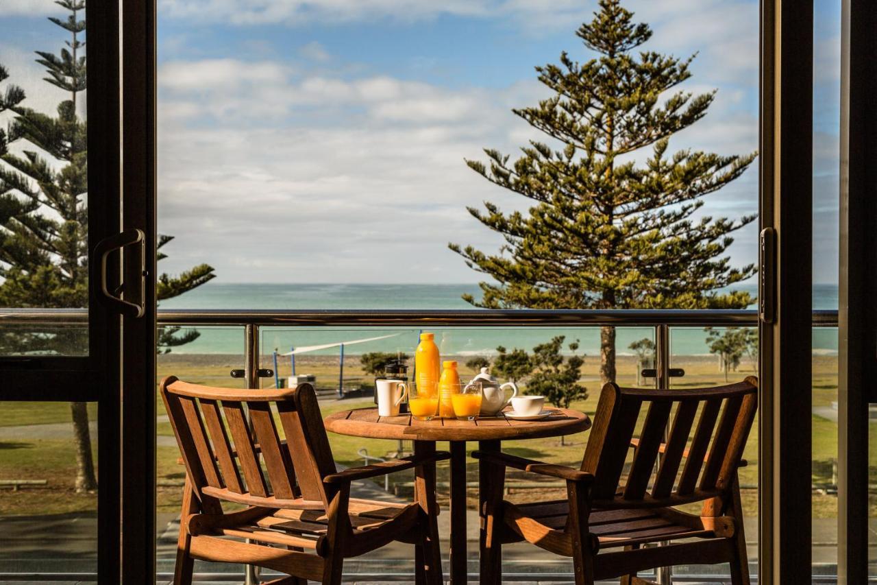 Pebble Beach Motor Inn Napier Exterior foto A view of the beach from a suite at the Bay of Plenty Hotel